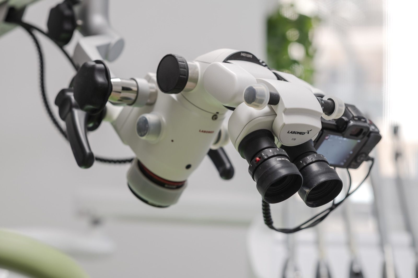 Microscopul dentar EBIDENT — precizie și tehnologie