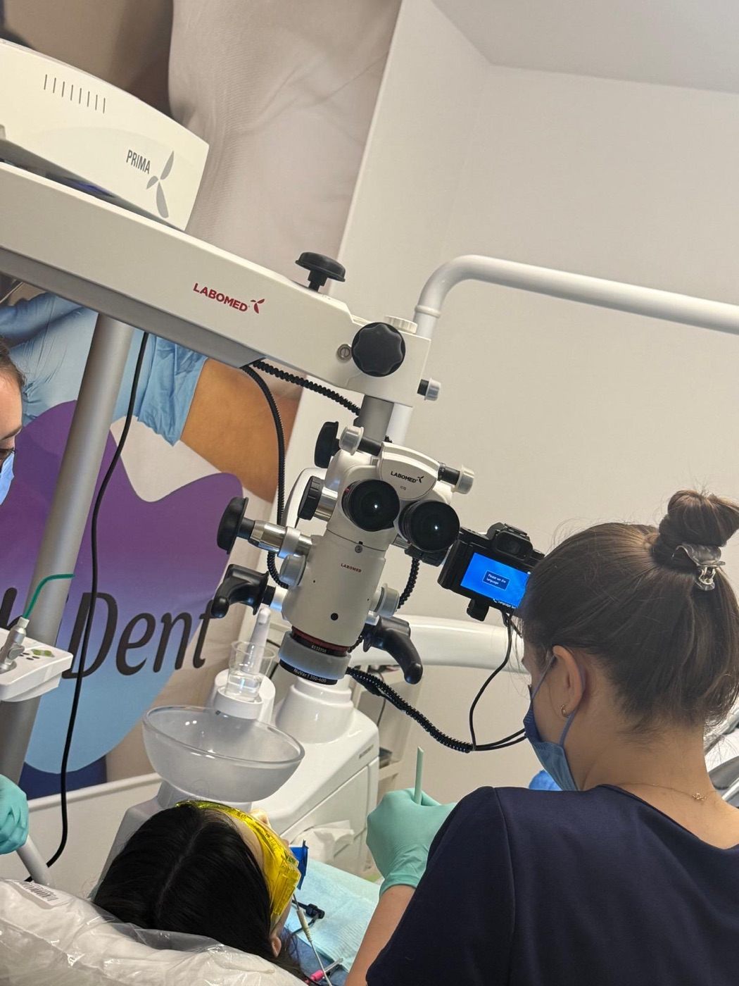 Medic EBIDENT lucrând la microscopul endodontic